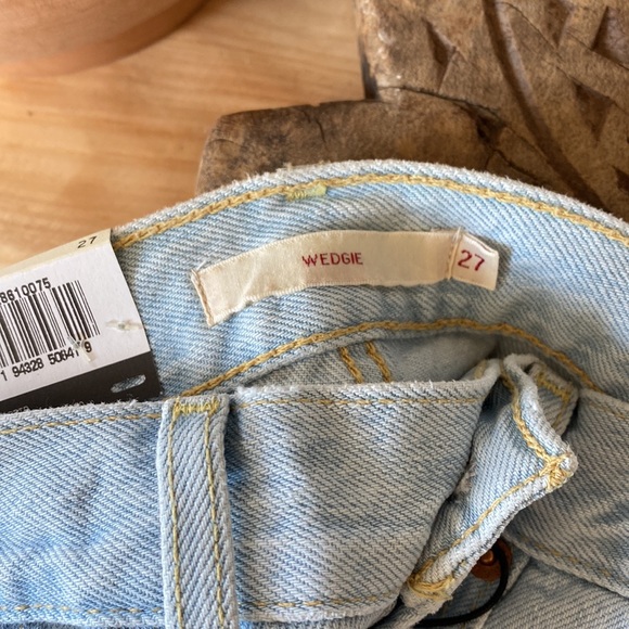 Levi's Premium Wedgie High Rise Jeans Signal Lost - Picture 13 of 13